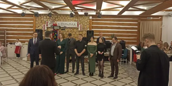 Весело, весело встретим новый год.