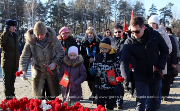 Митинг у мемориала в честь воинов 8-го гвардейского Краснознамённого танкового корпуса, посвящённому Дню защитника Отечества и Вооружённых Сил Республики Беларусь.