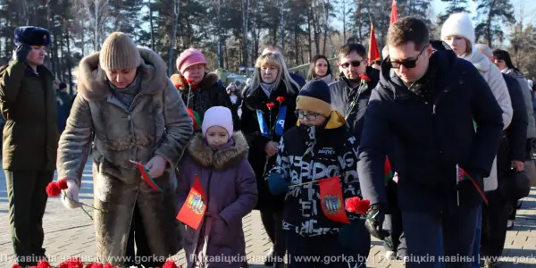 Митинг у мемориала в честь воинов 8-го гвардейского Краснознамённого танкового корпуса, посвящённому Дню защитника Отечества и Вооружённых Сил Республики Беларусь.
