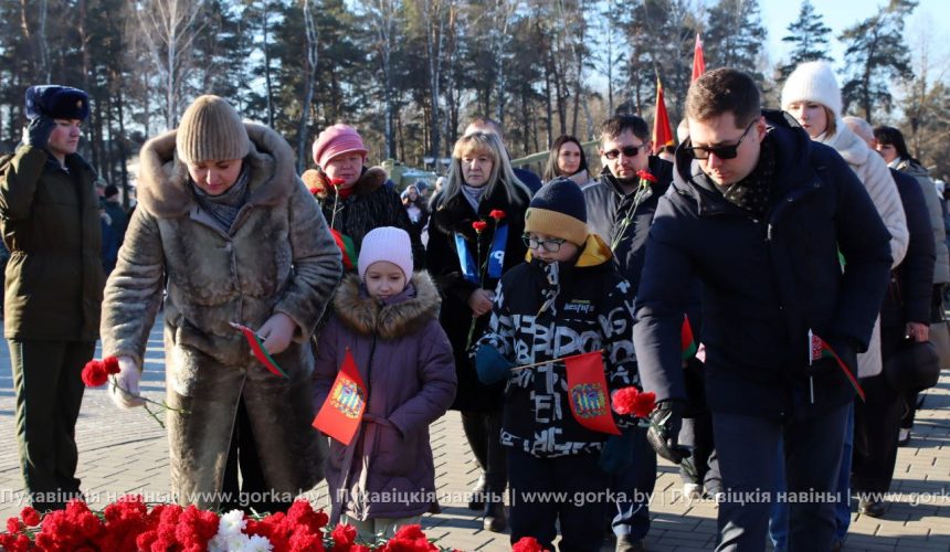 Митинг у мемориала в честь воинов 8-го гвардейского Краснознамённого танкового корпуса, посвящённому Дню защитника Отечества и Вооружённых Сил Республики Беларусь.