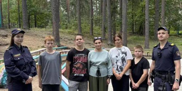 Участники профилактической встречи в оздоровительном лагере Лесная сказка