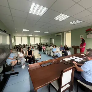 Руководство и молодые специалисты Марьиногорской ЦРБ во время встречи